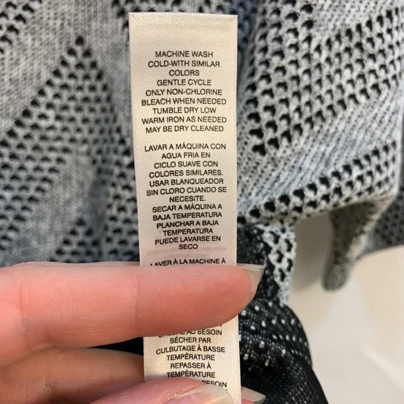 Chico’s Grey & Black Zig Zag Patterned Short Sleeve Sweater - size 0/S/4 - Picture 11 of 14